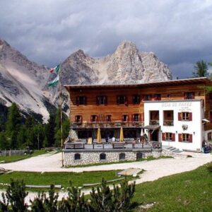 Fanes-hyttan-vandring-val-badia