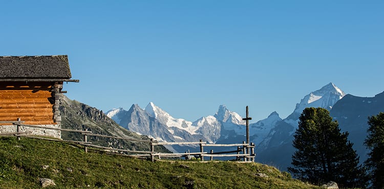 Vandringsresor i Val d'Anniviers i Schweiz med sina 300 soldagar per år.