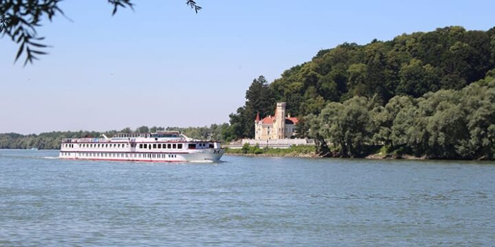Cykelresa med flodbåt längs Donau