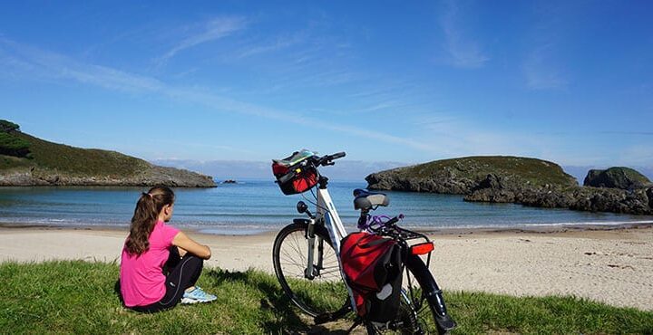 En paus vid stranden på cyklingen