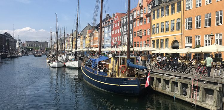 Passa på att en välförtjänt paus i Nyhavn på cykelresan runt Öresund. Vi ordnar bagagetransporter, kartor, tips och trevliga boenden.